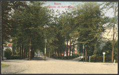 16866 Gezicht op de splitsing van de Stationsweg en de Kettingweg te Baarn.